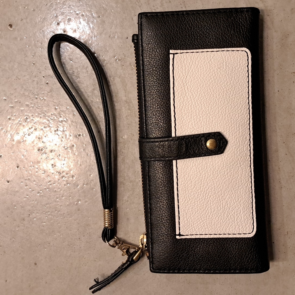 Nwot FOSSIL WRISTLET/WALLET. PEBBLED LEATHER.Black/ creme. 8×4. Tons of cc SLOTS
